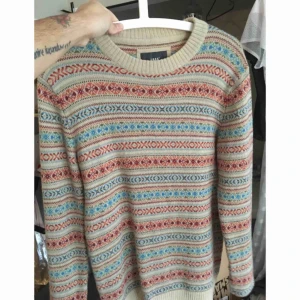  - Sjuuukt bekväm kofta som är varm å go.  Katt finns i hem, köpare betalar frakt om de ska skickas. Kan annars mötas upp i Göteborg/Partille. 