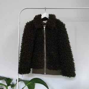  - Faux fur jacka/jacket H&M • 34 (big fit, I usually wear 36) • Zipper closure, pockets on the side • Warm & cozy • Used 3 times
