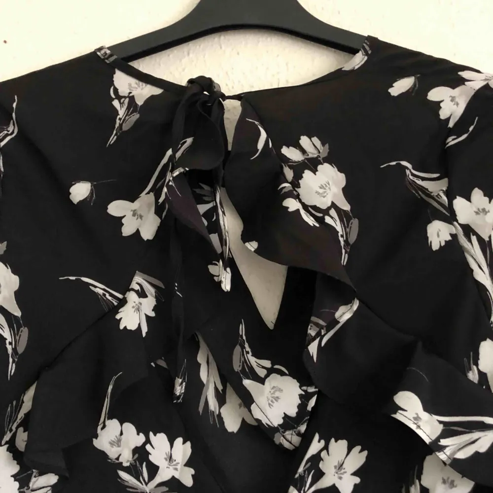 Oanvänd svart mönstrad klänning med jättefin rygg. Materialet är av en svalare variant vilket gör det perfekt till sommaren. Kan mötas upp i Malmö/Lund, annars står köparen för frakt! . Klänningar.