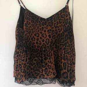 Leopardmönstrat linne från Zara. Något plisserad. Helt i nyskick. Storlek XS. Köparen står för frakt