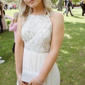  - Säljer min fantastiskt fina balklänning, som endast är använd under ett tillfälle.  Klänningen är uppsydd så den passar mig som är 1.70.  Den har små fläckar längst ned efter att ha gått i gräs, men det går nog bort med lite vatten bara.