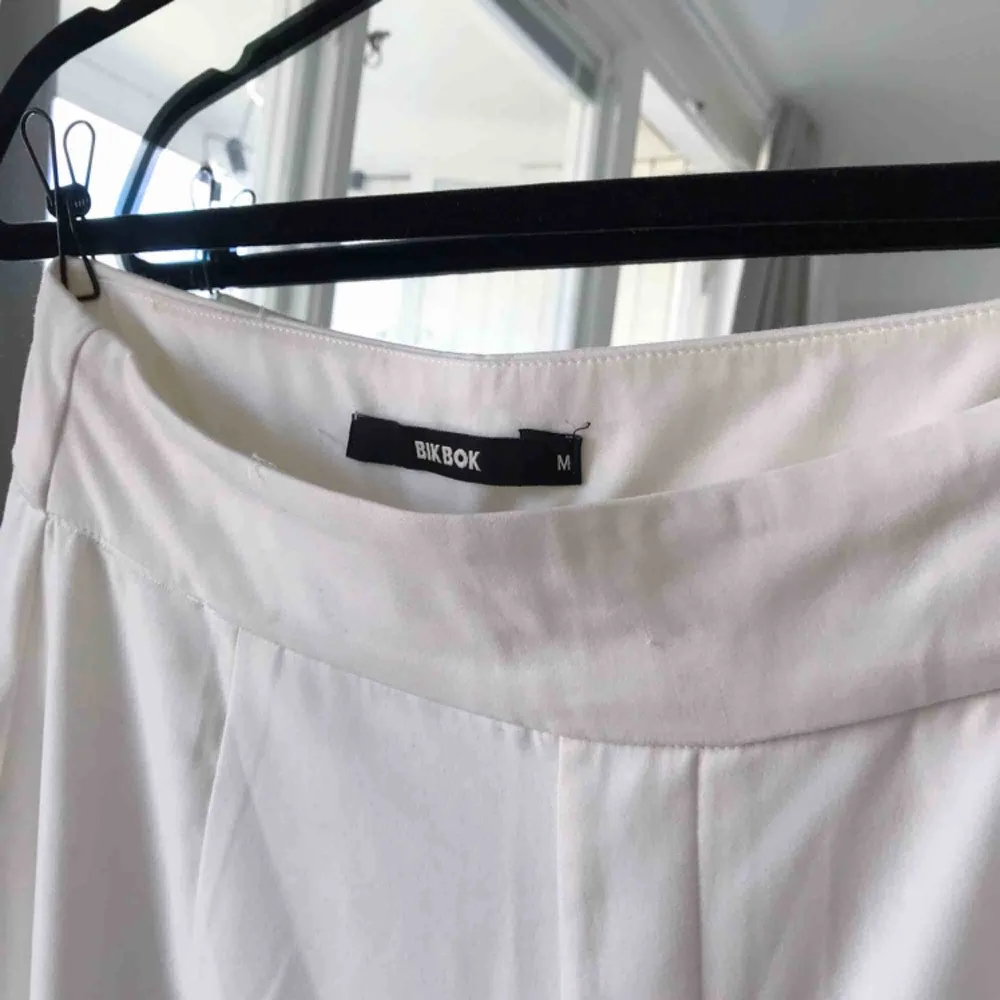 Vita culottes i storlek M från Bikbok. Riktigt snygga nu till sommaren! Frakt ingår!. Jeans & Byxor.