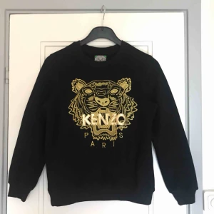  - Kenzotröja med gulddetaljer i superfint skick. Strl M men är väldigt liten i storleken så upplever den mer som en XS/S. Köparen står för frakten 💫