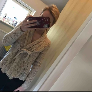  - Oanvänd kofta från Odd Molly. Normal i storleken. 