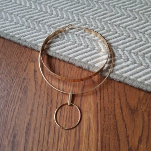  - 2 halsband, aldrig använda. Köparen betalar frakten