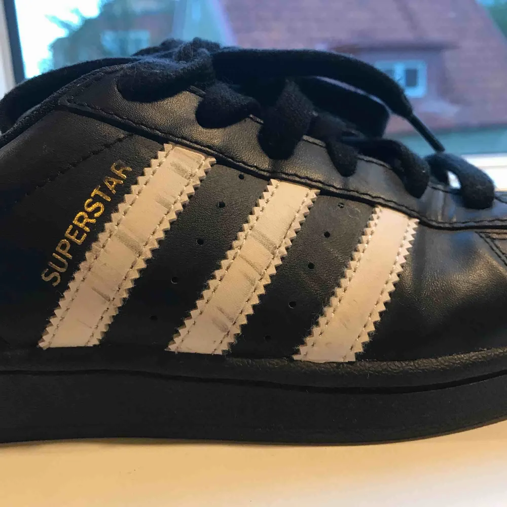 Adidas Superstar svarta. Köpta för 699kr och använda 3 ggr. Köparen står för frakten. Nästan nyskick förutom de svarta strecken på högra skon men syns inte på långt håll. 💖. Skor.