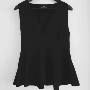  - Figurnära topp med liten urringning. Sitter jättefint på