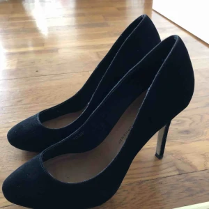  - Snygga mocka pumps, använda en gång. Bra skick