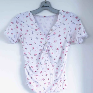  - Kortärmad tröja/topp med mönster-blommor. Vit. 