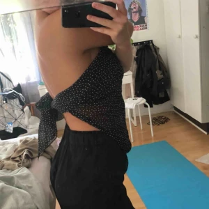  - Se bild 2! Kort sarong från Asos som även kan användas som en topp, jag har aldrig fått användning av den så därför säljer jag den