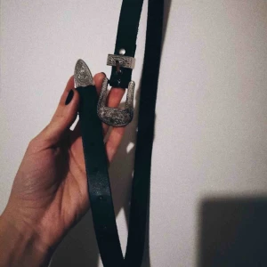  - Säljer detta svarta bältet/skärpet med silver detaljer! Jätte fint men jag använder det inte bara, har gjort enstaka hål men annars fint skick då jag bara använt det fåtal gånger.  Kan mötas upp eller frakta :)