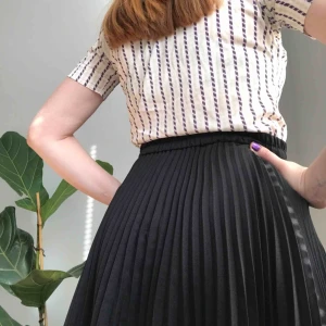  - Så tjusig, knälång, plisserad kjol i svart • ingen lapp men kjolen passar storlek S-L pga stretchigt resårband i midjan • väldigt fint skick ☁️Frakt tillkommer☁️