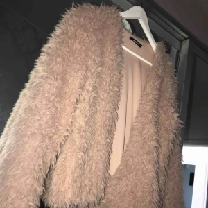  - En jätte fin och skön pälsjacka från Gina Tricot i storlek M men passar även S.