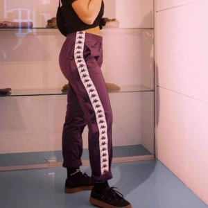  - Kappa trackpants slim-fit, med knäppen längs hela benet! Använda 3 gånger, superbra skick! Nypris 700kr, unisex passar både killar & tjejer! Pris kan diskuteras vid snabb affär! Köparens står för frakten, frakt 59kr!💜