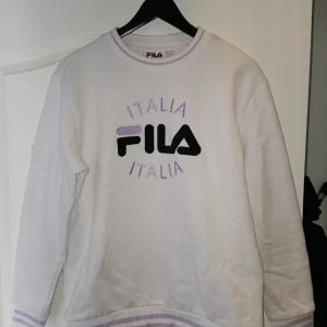 Fila tröja  - Fila dam tröja i storlek M. Använd endast 1 gång, super mjuk och fin 