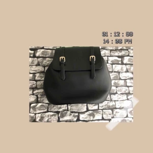  - En svart ryggväska med gulddetaljer. Kommer inte ihåg vart jag köpte väskan ifrån. Den är i helt nyskick, har aldrig använt den och väldigt stark samt bra material. För fler bilder går det bra att fråga :) Frakt förekommer. Kan mötas upp i Göteborg.