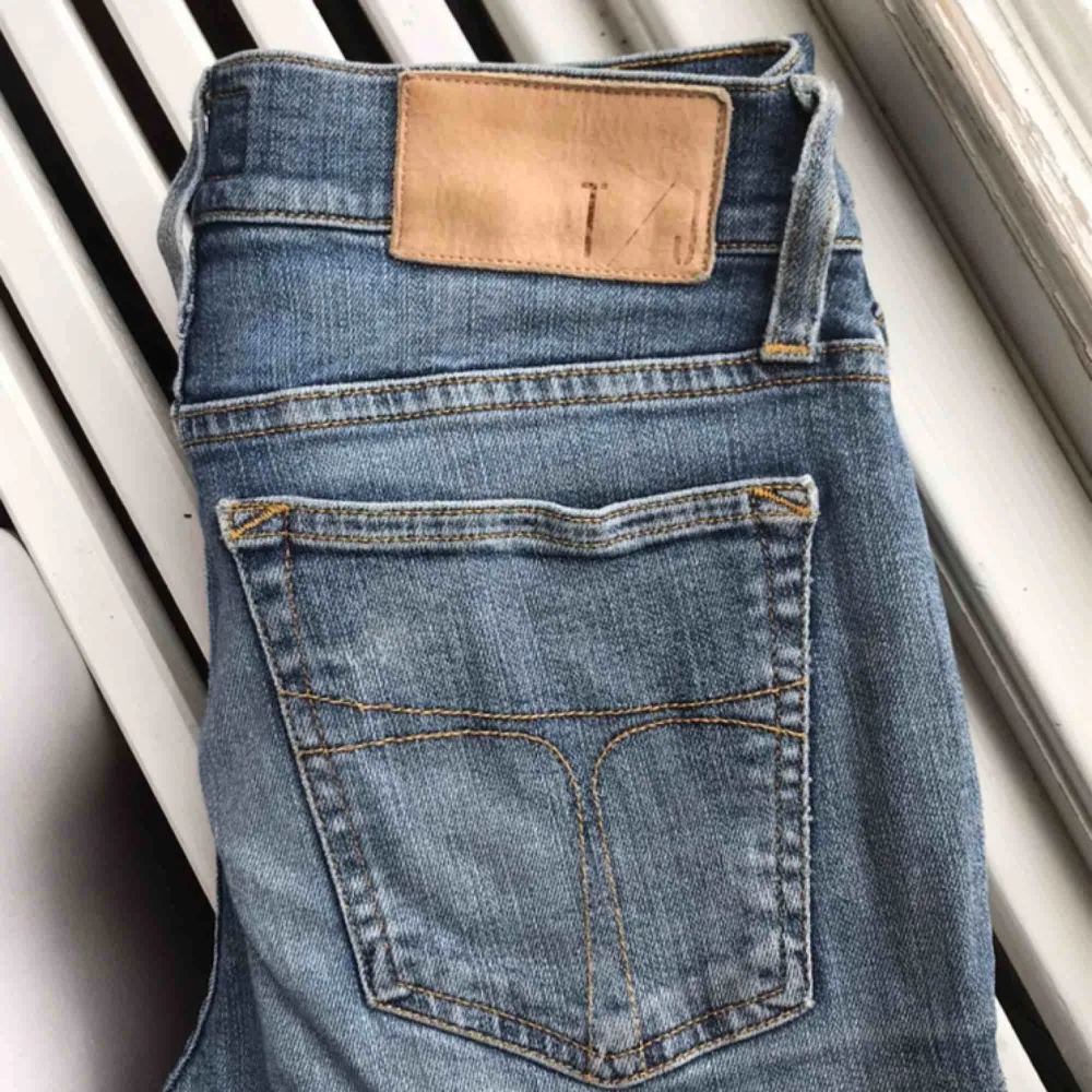 Stretchiga jeans från Tiger of Sweden i storlek 28 waist 32 length. Sjukt bekväma! Säljer pga använder knappt tighta jeans längre. Kan mötas upp i Malmö eller posta 🌞. Jeans & Byxor.