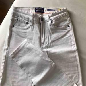 Knappt använda vita jeans från Crocker/JC i storlek W25 (egentligen i L32 men har sytt upp dem i JC-butiken så är snarare L28-30 ist nu). Mått - innerben: ca 64cm, hela byxans längd: ca 87cm, midja: ca 32cm 💫