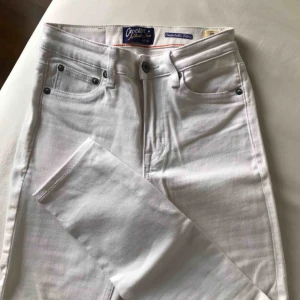  - Knappt använda vita jeans från Crocker/JC i storlek W25 (egentligen i L32 men har sytt upp dem i JC-butiken så är snarare L28-30 ist nu). Mått - innerben: ca 64cm, hela byxans längd: ca 87cm, midja: ca 32cm 💫