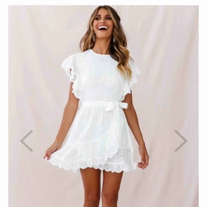 Somrig klänning - Super fin sommarklänning från selfie leslie! Bra kvalité och aldrig använd då den är för liten, den på andra bilden är storlek S. Ursprungspris 998. Möter upp i Malmö annars står köparen för frakt