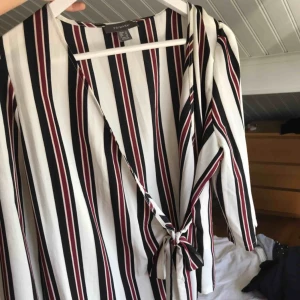  - Snygg knytblus från primark i storlek 40 men passar mig bra och jag är storlek 36/38.
