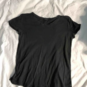  - Supermjuk svart T-shirt från Brandy Melville! Använd och i helt ok skick, därav priset! 40kr frakt eller mötas upp i Stockholms innerstad ♥️🌹 