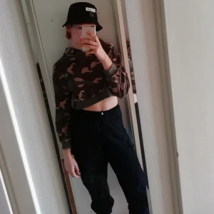  - Camo hoodie crop top. Använd men inga fel på den. 
