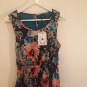 Sommarklänning (Marie flower) från Rut m.fl. Aldrig använd pga fel storlek. Nypris 399:- - Sommarklänning (Marie flower) från Rut m.fl. Aldrig använd pga fel storlek. Nypris 399:-