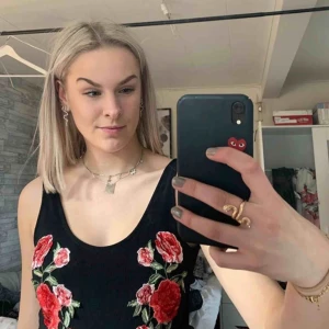  - Säljer en såå fin body från pull&bear, kontakta mig för mera bilder, vilket självklart går att ordna. Säljer för 120kr, använd ett få tal gånger.