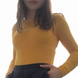  - Härligt gul tröja. Passar nu till våren/sommaren! Använd ca 2 gånger, köpt på H&M. Säljer pga för liten:(  