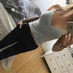  - Fint skuren topp, från 77th flea aldrig använd  FRAKT INGÅR