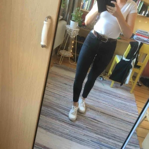  - Säljer favvojeans pga för små. Svarta fade. Bakfickorna sitter högt vilket lyfter rumpan supersnyggt. Monki. Slim fit.