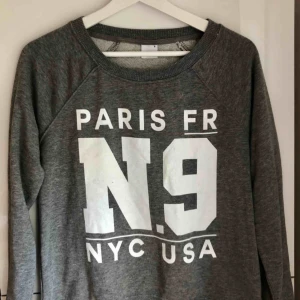  - Mörkgrå sweatshirt med vitt tryck.  70 kr + frakt. 🌸