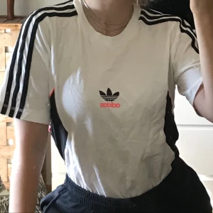  - Svinfin adidastshirt med rosa detaljer köpt på footlocker. Nästan helt oanvänd och ser ut som ny. 