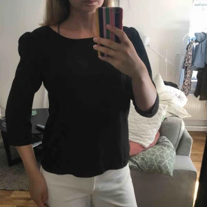  - Svart tidlös blus från Soaked in Luxury, med guldig dragkedja bak. Mycket fint skick 