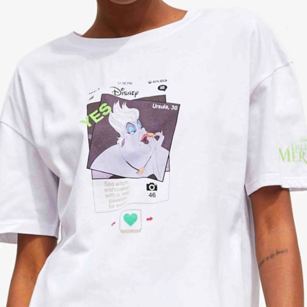 Säljer en t-shirt med tryck ifrån zara💓🦋🦋. T-shirts.