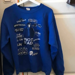  - tjocktröja med tryck från Sherlock.  köparen står för frakt, kan mötas upp i Stockholmsområdet. 🌞🌞