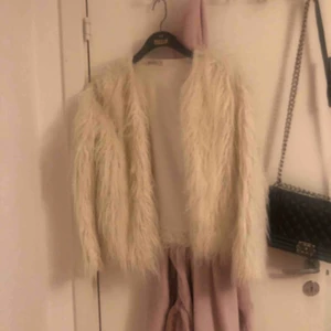  - Vit päls liknande jacka från Gina Tricot!! Storlek XS men passar även S