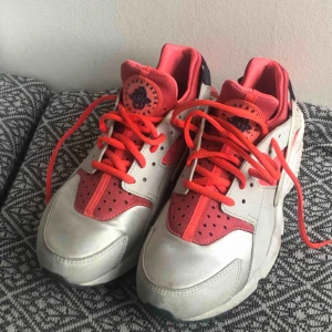  - Nike air Huaraches. Storlek 38 men känns mer som en 36/37. 