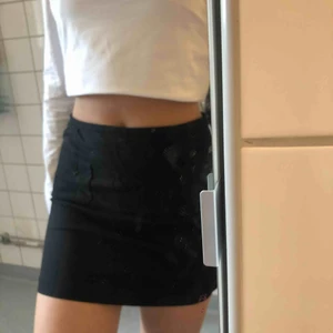  - kort svart vanlig kjol med 2 små diskreta fickor där framme. stängs med en osynlig dragkedja där bak. bra skick. använd fåtal gånger! 
