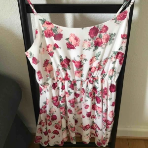  - Sommar klänning. Använd 2 gånger. Frakt tillkommer 