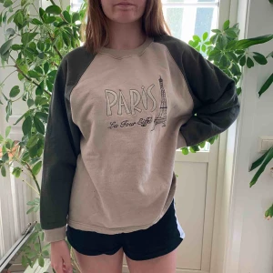  - Oversized vintage tröja!! Supermysig inuti, fortfarande mjuk o skön! Jag har använt den en del men inte mycket alls, superfint skick bortsett från ett par hål som inte märks haha! Frakt ca 35 kr men kan även mötas upp i centrala uppsala🤩