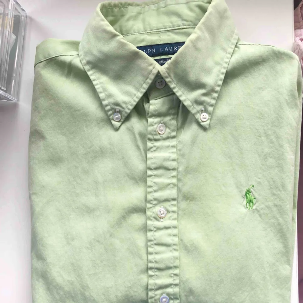 Grön Ralph lauren skjorta , säljes pga inte kommer till användning så i väldigt bra skick! Hänger bara i garderoben! 💚. Skjortor.