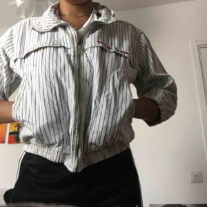  - Unik jacka som passar den svenska sommaren våren och hösten