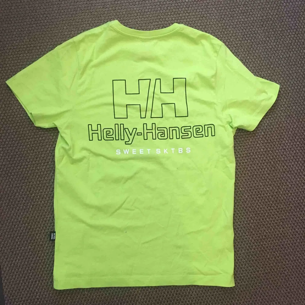T-shirt i storlekt S (herr) köpt från Junkyard. Helly Hansen collab med Sweet Sktbs. Använd 1 gång. . T-shirts.