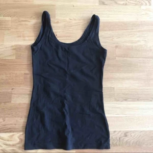  - Svart linne från modström