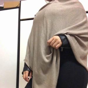  - Poncho från Cubus, använd under 1-2 månader, passar bra med skinjacka eller en body, har en fläck på sig. 