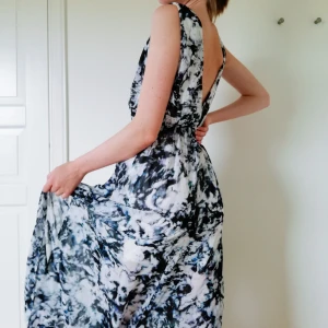  - Säljer denna superhärliga sommarklänning som passar perfekt till midsommar, bröllop, andra sommarfester. Den är lång men slotsar på båda sidorna nertill och djup öppen rygg. Ännu snyggare med ett skärp i midjan🌹frakt ingår självklart! Nypris 499