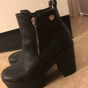  - Snygga platåskor i strl 39. Inte alls mycket använda. Dekorativ dragkedja och en dragkedja på insidan. 