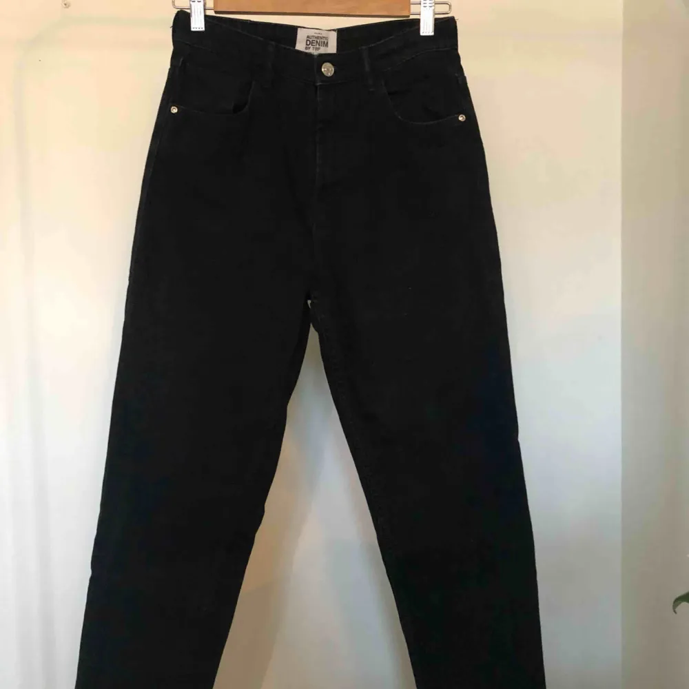 Svarta mom-jeans med hög midja.  Storlek: har klippt bort lappen men skulle säga 34-36, alltså S  Användning: fåtal gånger  Säljer för att: har liknande. !! Köpare står för frakt !! ❤️. Jeans & Byxor.